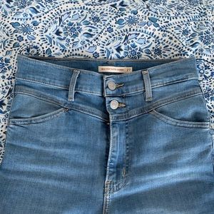 ✨Levi’s High waisted jeans✨